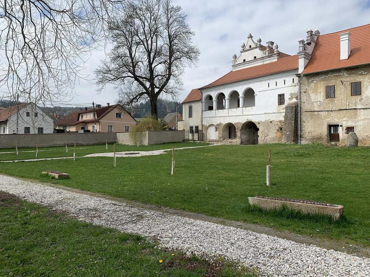 Zamek Mokrosuky Bagian luar foto